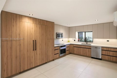 Casa en venta en Miami, Florida, 5 dormitorios, 231.23 m2 № 2028692 - foto 12