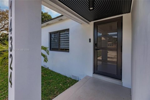 Casa en venta en Miami, Florida, 5 dormitorios, 231.23 m2 № 2028692 - foto 3