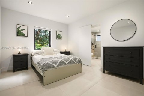 Casa en venta en Miami, Florida, 5 dormitorios, 231.23 m2 № 2028692 - foto 24