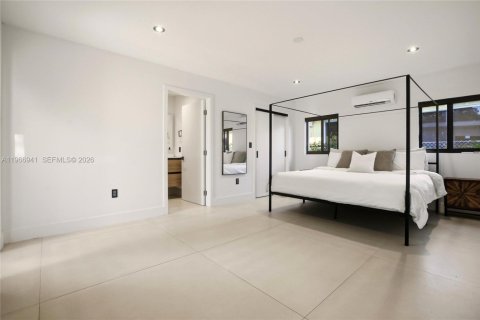 Casa en venta en Miami, Florida, 5 dormitorios, 231.23 m2 № 2028692 - foto 16