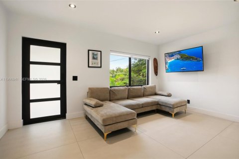 Casa en venta en Miami, Florida, 5 dormitorios, 231.23 m2 № 2028692 - foto 5