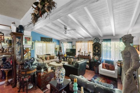 House in South Miami, Florida 3 bedrooms, 176.51 sq.m. № 2057430 - photo 16