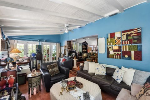 House in South Miami, Florida 3 bedrooms, 176.51 sq.m. № 2057430 - photo 18