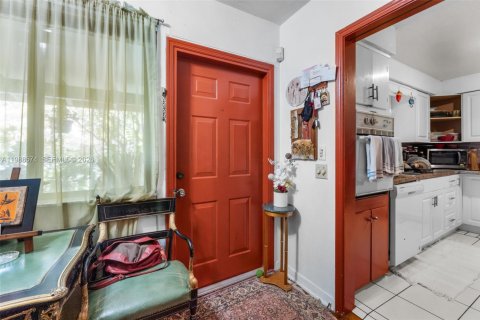 House in South Miami, Florida 3 bedrooms, 176.51 sq.m. № 2057430 - photo 6