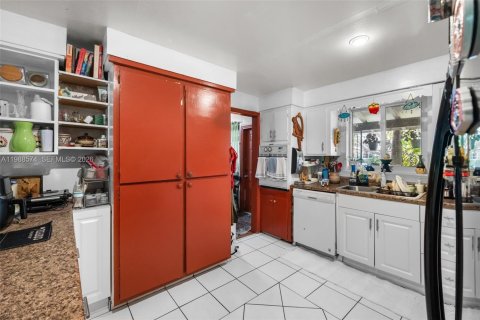 House in South Miami, Florida 3 bedrooms, 176.51 sq.m. № 2057430 - photo 8