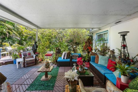 House in South Miami, Florida 3 bedrooms, 176.51 sq.m. № 2057430 - photo 24