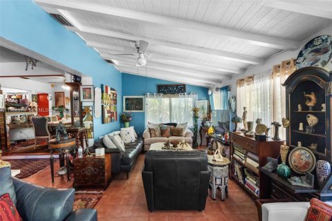 House in South Miami, Florida 3 bedrooms, 176.51 sq.m. № 2057430 - photo 17