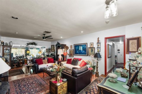 House in South Miami, Florida 3 bedrooms, 176.51 sq.m. № 2057430 - photo 12