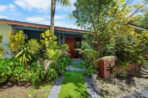 House in South Miami, Florida 3 bedrooms, 176.51 sq.m. № 2057430 - photo 2