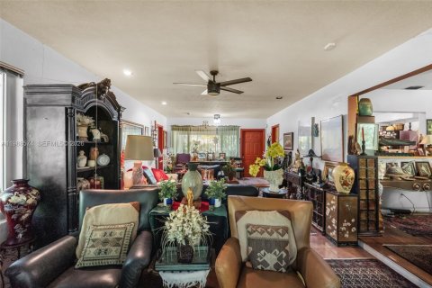House in South Miami, Florida 3 bedrooms, 176.51 sq.m. № 2057430 - photo 14