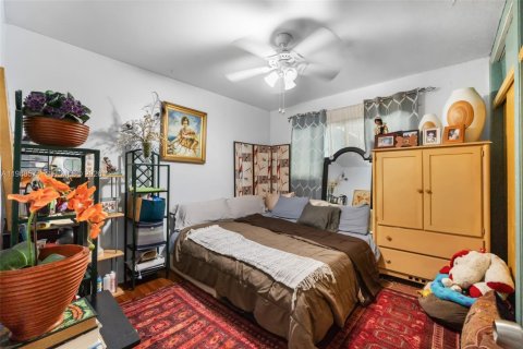 House in South Miami, Florida 3 bedrooms, 176.51 sq.m. № 2057430 - photo 20
