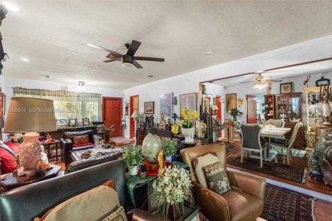 House in South Miami, Florida 3 bedrooms, 176.51 sq.m. № 2057430 - photo 15