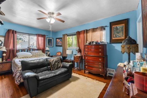 House in South Miami, Florida 3 bedrooms, 176.51 sq.m. № 2057430 - photo 21