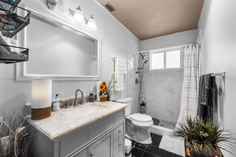 House in South Miami, Florida 3 bedrooms, 176.51 sq.m. № 2057430 - photo 19
