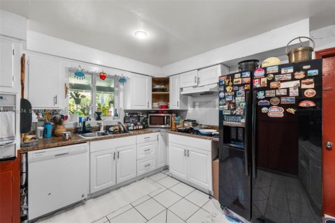House in South Miami, Florida 3 bedrooms, 176.51 sq.m. № 2057430 - photo 7