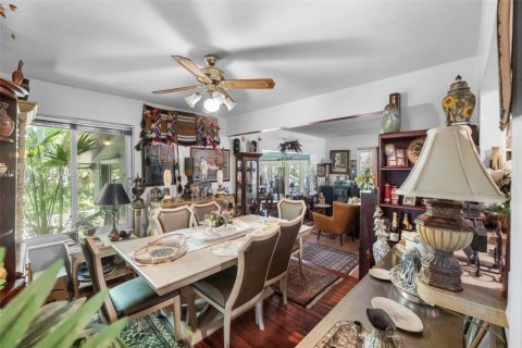 House in South Miami, Florida 3 bedrooms, 176.51 sq.m. № 2057430 - photo 9