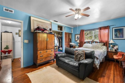 House in South Miami, Florida 3 bedrooms, 176.51 sq.m. № 2057430 - photo 22