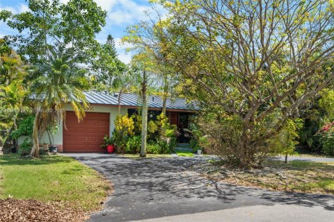House in South Miami, Florida 3 bedrooms, 176.51 sq.m. № 2057430 - photo 3