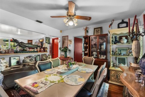 House in South Miami, Florida 3 bedrooms, 176.51 sq.m. № 2057430 - photo 10