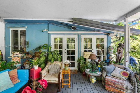 House in South Miami, Florida 3 bedrooms, 176.51 sq.m. № 2057430 - photo 26