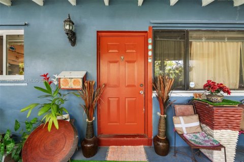 House in South Miami, Florida 3 bedrooms, 176.51 sq.m. № 2057430 - photo 5
