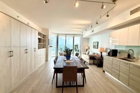 Condo in Miami, Florida, 3 bedrooms № 2080129 - photo 2