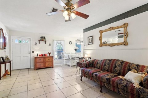 House in Casselberry, Florida 3 bedrooms, 165.46 sq.m. № 1640490 - photo 8
