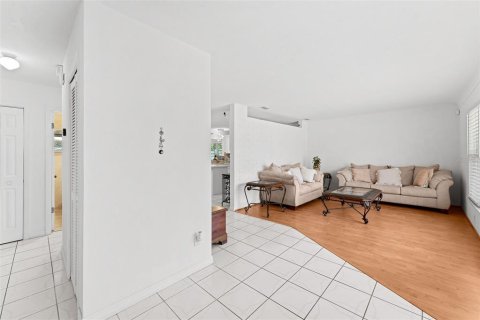 House in Saint Petersburg, Florida 2 bedrooms, 118.08 sq.m. № 1626093 - photo 5