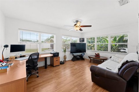 House in Saint Petersburg, Florida 2 bedrooms, 118.08 sq.m. № 1626093 - photo 17