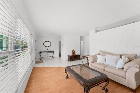House in Saint Petersburg, Florida 2 bedrooms, 118.08 sq.m. № 1626093 - photo 8