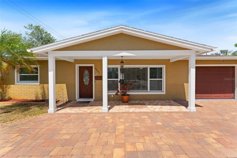House in Saint Petersburg, Florida 2 bedrooms, 118.08 sq.m. № 1626093 - photo 1