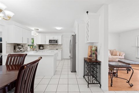 House in Saint Petersburg, Florida 2 bedrooms, 118.08 sq.m. № 1626093 - photo 12