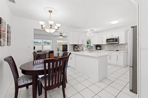 House in Saint Petersburg, Florida 2 bedrooms, 118.08 sq.m. № 1626093 - photo 13