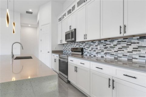 Villa ou maison à louer à North Port, Floride: 4 chambres, 200.02 m2 № 2418606 - photo 2