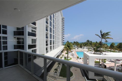 Condominio en alquiler en Bal Harbour, Florida, 2 dormitorios, 107.12 m2 № 1865612 - foto 2