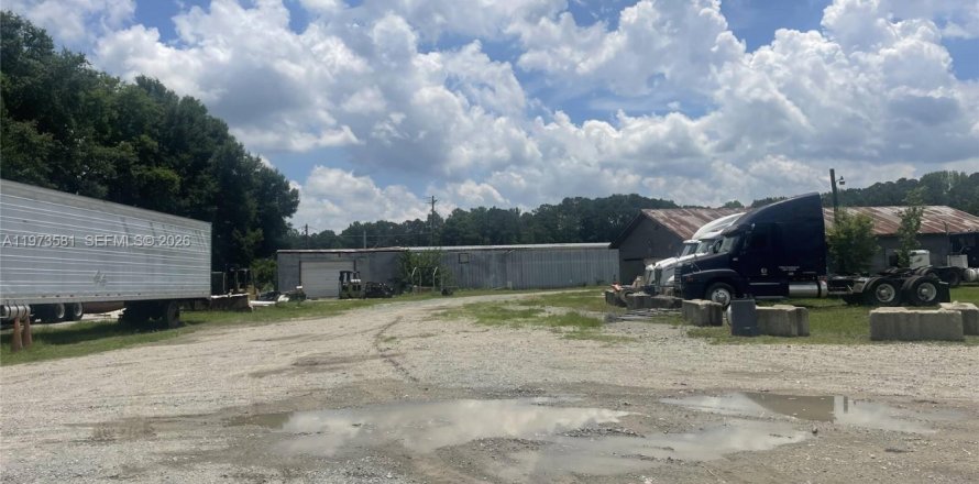 Commercial property in West Park, Florida № 2033983