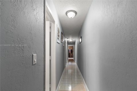 House in Coral Springs, Florida 4 bedrooms, 186.27 sq.m. № 2026736 - photo 14