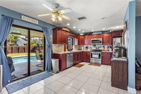 House in Coral Springs, Florida 4 bedrooms, 186.27 sq.m. № 2026736 - photo 11