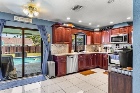 House in Coral Springs, Florida 4 bedrooms, 186.27 sq.m. № 2026736 - photo 10