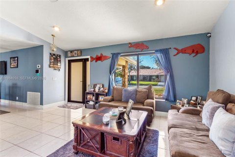 House in Coral Springs, Florida 4 bedrooms, 186.27 sq.m. № 2026736 - photo 8