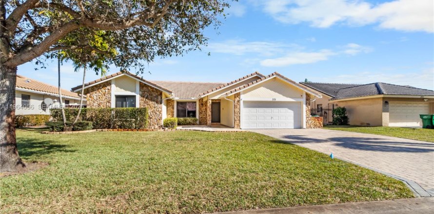 House in Coral Springs, Florida 4 bedrooms, 186.27 sq.m. № 2026736