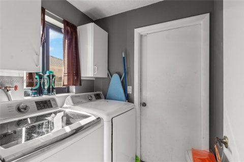 House in Coral Springs, Florida 4 bedrooms, 186.27 sq.m. № 2026736 - photo 13