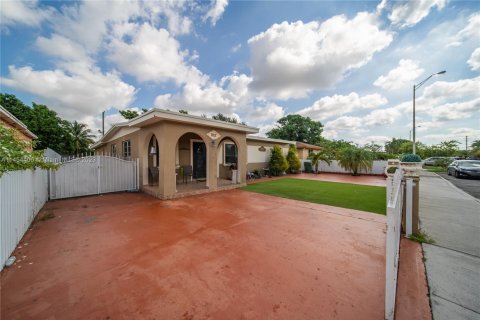 House in Hialeah, Florida 4 bedrooms, 136.94 sq.m. № 1984854 - photo 26