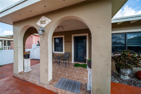 House in Hialeah, Florida 4 bedrooms, 136.94 sq.m. № 1984854 - photo 29