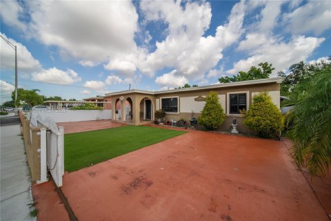 House in Hialeah, Florida 4 bedrooms, 136.94 sq.m. № 1984854 - photo 28
