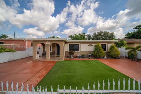 House in Hialeah, Florida 4 bedrooms, 136.94 sq.m. № 1984854 - photo 1