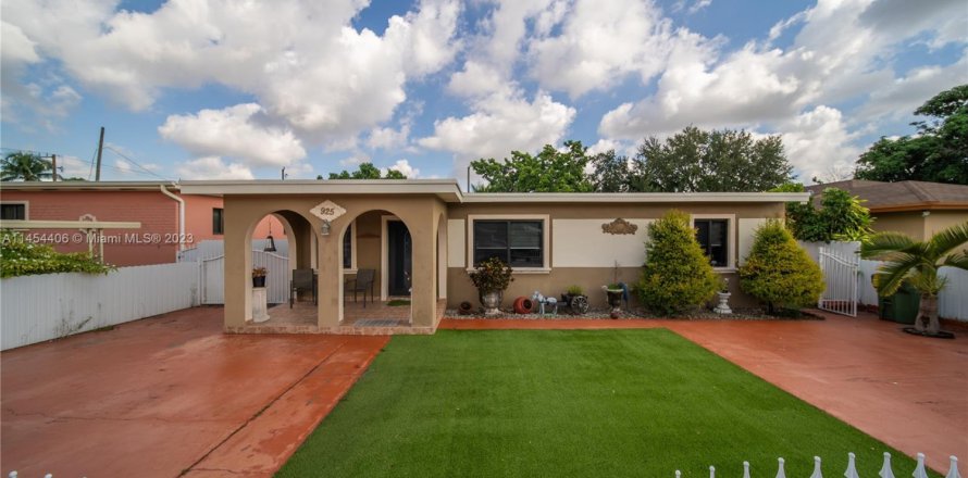 House in Hialeah, Florida 4 bedrooms, 136.94 sq.m. № 1984854