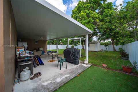 House in Hialeah, Florida 4 bedrooms, 136.94 sq.m. № 1984854 - photo 17