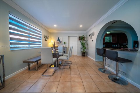 House in Hialeah, Florida 4 bedrooms, 136.94 sq.m. № 1984854 - photo 7