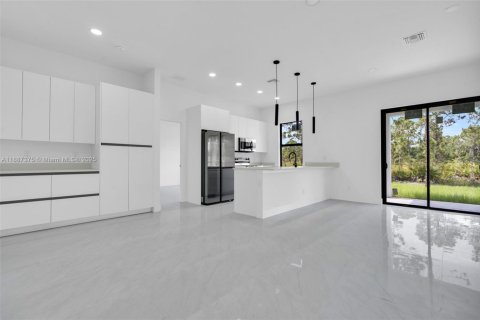 Casa en venta en Lehigh Acres, Florida, 3 dormitorios № 1946646 - foto 2
